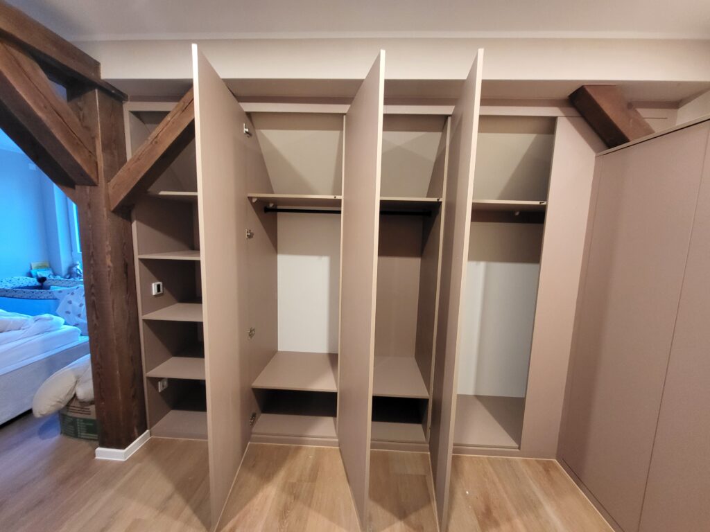 einbauschrank unter schräge