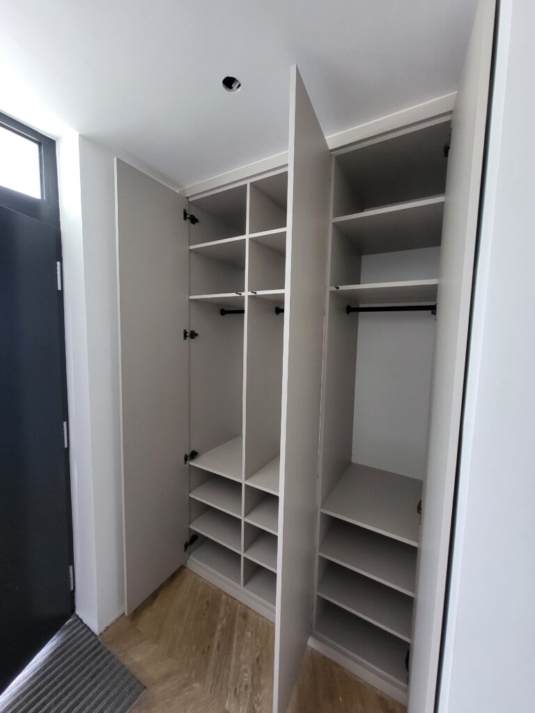 einbauschrank mit drehtüren pusch to open