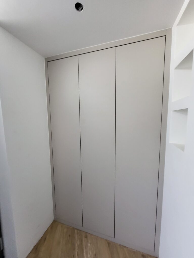einbauschrank mit drehtüren pusch to open