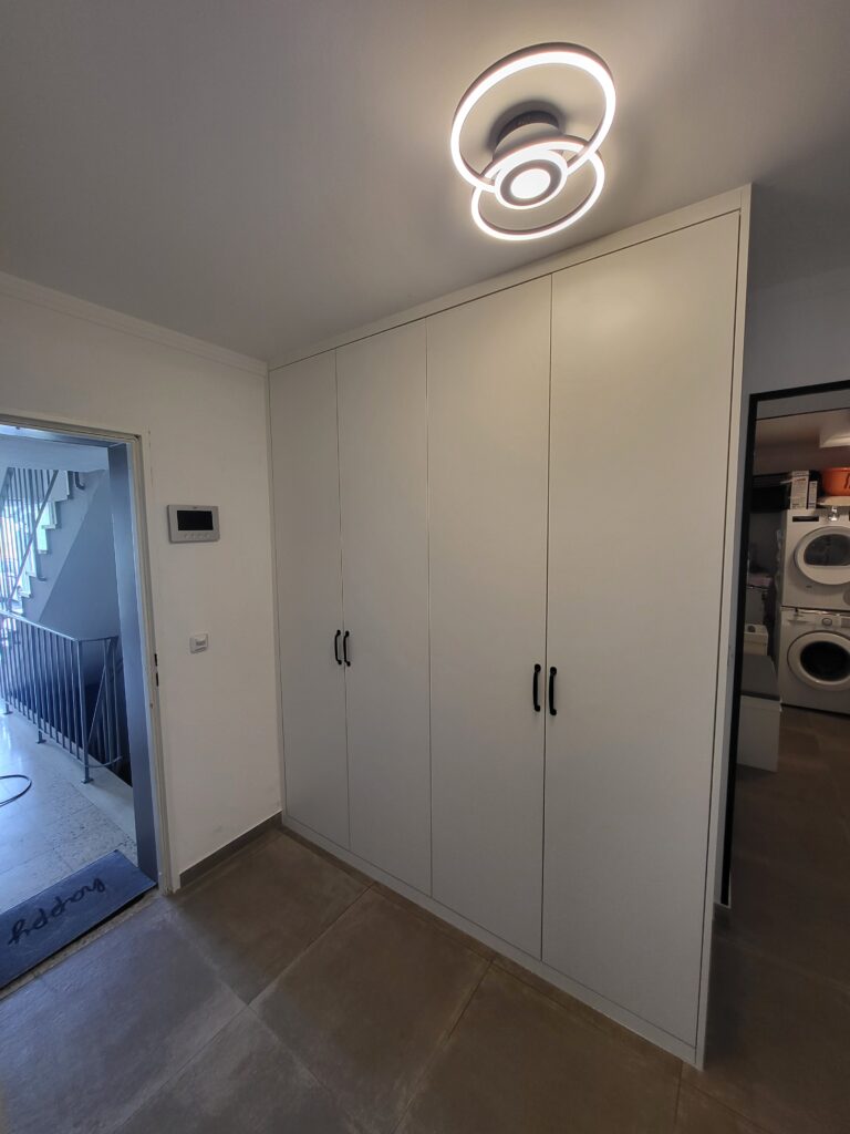 einbauschrank mit drehtüren