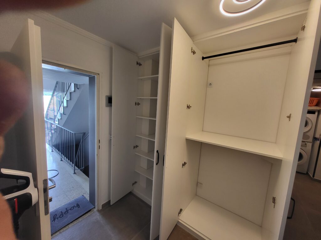 einbauschrank mit drehtüren