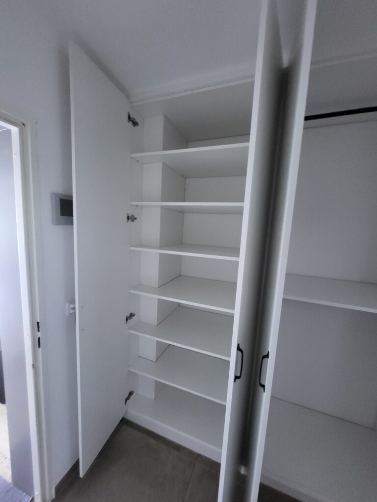 einbauschrank mit drehtüren