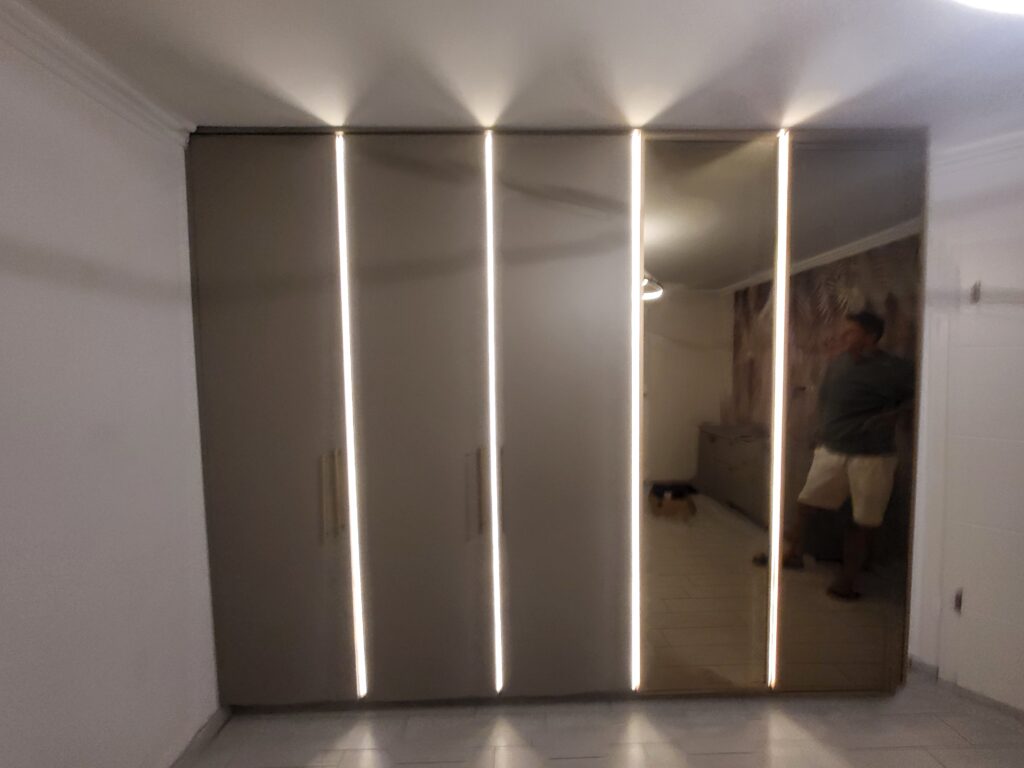 einbauschrank mit LED beleuchtung