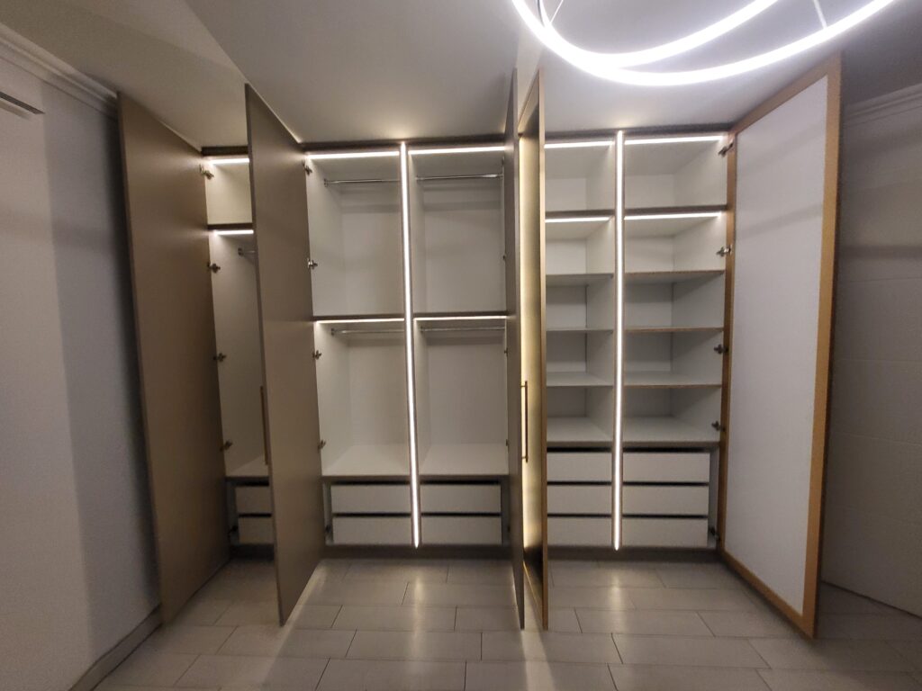 einbauschrank mit LED beleuchtung